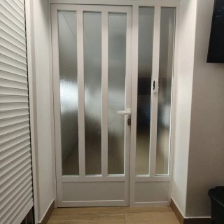 Puerta de aluminio con cristal