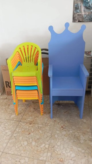 Sillas infantiles apilables y Trono azul