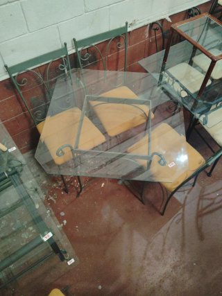 Mesa de cristal con 4 sillas de forja