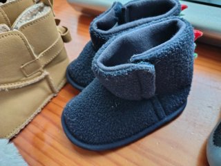 Lote calzado bebé: botitas, zapatillas y calcetine