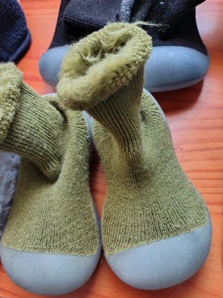 Lote calzado bebé: botitas, zapatillas y calcetine