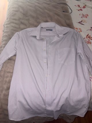 Camisa de rayas blancas y rosas