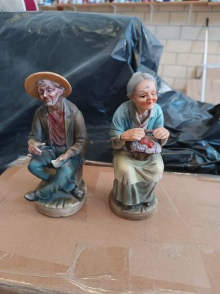 Figuras antiguas de pareja de ancianos