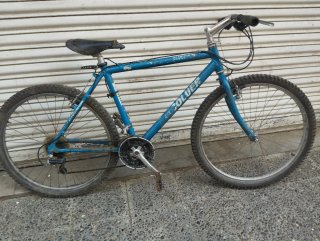 Bicicleta de montaña azul