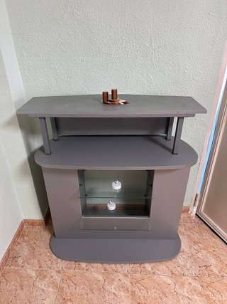 Mueble TV gris con estantes de cristal