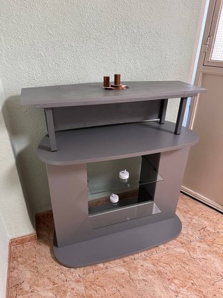Mueble TV gris con estantes de cristal