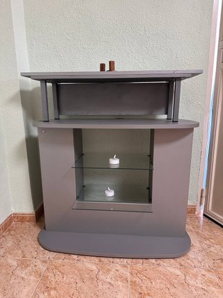 Mueble TV gris con estantes de cristal