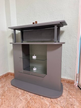 Mueble TV gris con estantes de cristal