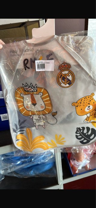 Babero Real Madrid Gris León y Tigre