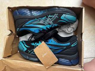 Zapatillas ASICS Quantum, Negras y Azules