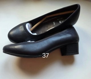 Zapatos negros de tacón bajo