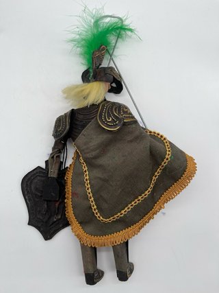 Marioneta caballero con armadura
