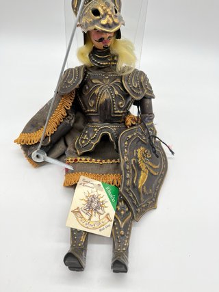 Marioneta caballero con armadura