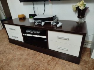 Mueble de salón blanco y marrón