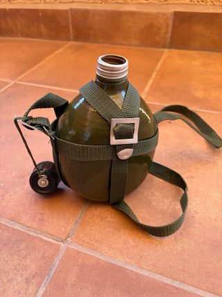 Cantimplora militar verde con correa