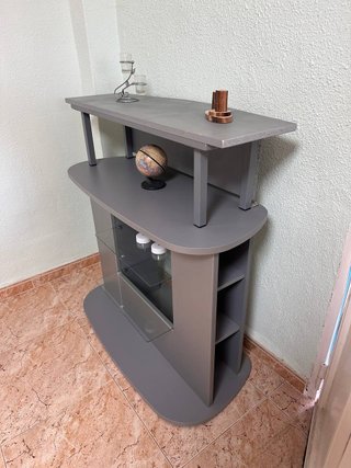Mueble TV gris con estantes de cristal