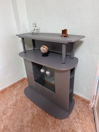 Mueble TV gris con estantes de cristal