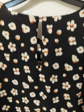 Blusa negra con estampado floral