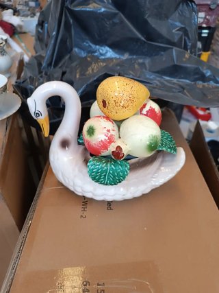 Figura Cisne con Frutas Cerámica