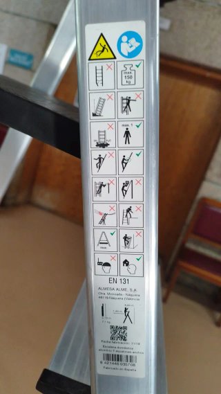 Escalera aluminio 7 peldaños EN 131 COMO NUEVA