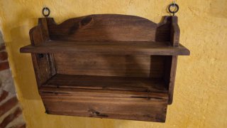 Conjunto de estantes rústicos de madera