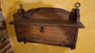 Conjunto de estantes rústicos de madera