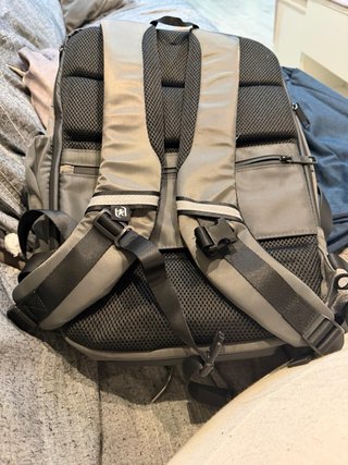 Mochila gris con logo