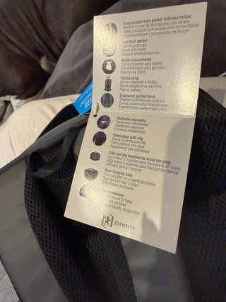 Mochila gris con logo