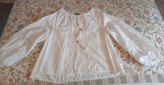 Blusa blanca manga larga con bordado. Talla como L