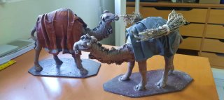 Dos figuras de camellos de barro para belén