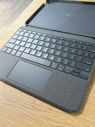 iPad 10 64GB + Logitech Combo Touch Plata