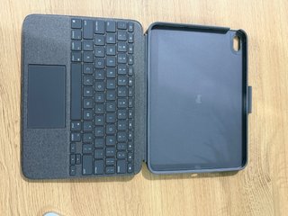 iPad 10 64GB + Logitech Combo Touch Plata