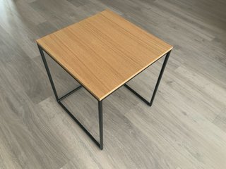 Mesa auxiliar KAVE HOME Yoana chapa roble y metal