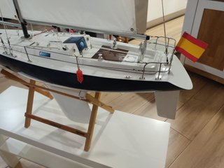 Maqueta Velero Azul y Blanco