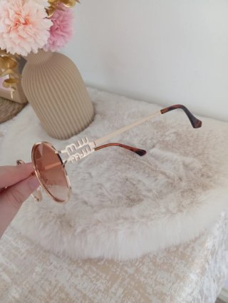 Gafas de sol doradas y rosas