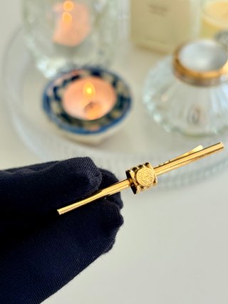 Pasador de corbata Loewe vintage dorado anagrama