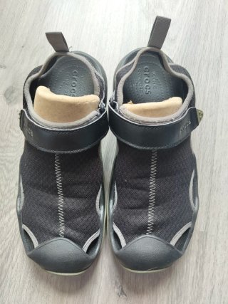 Sandalias Crocs Negras y Grises