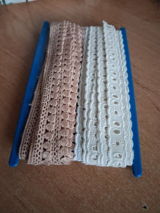 Puntilla beige y blanca