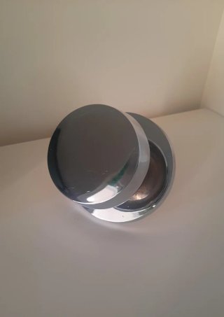 Pomo puerta plateado con tornillo