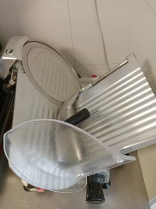 Cortadora de fiambre y mesa de acero
