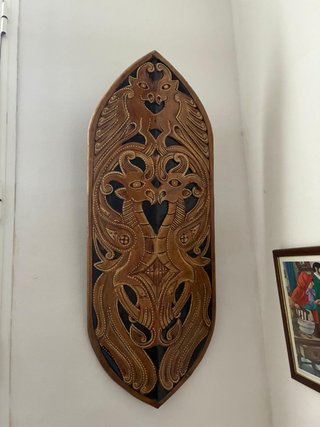 Escudo de madera tallada