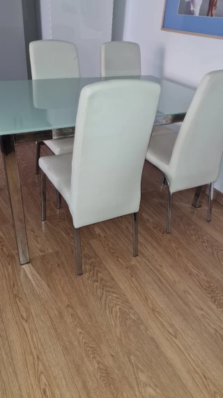 Mesa cristal y 4 sillas comedor