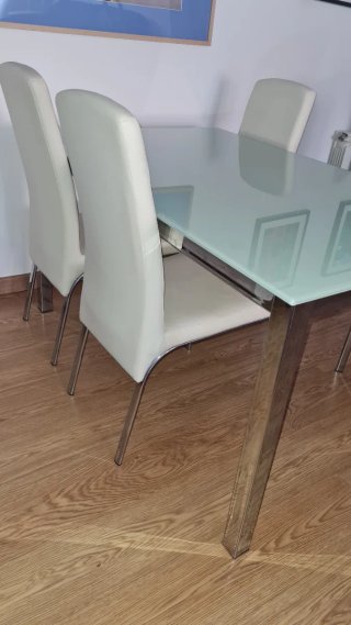 Mesa cristal y 4 sillas comedor