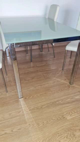 Mesa cristal y 4 sillas comedor