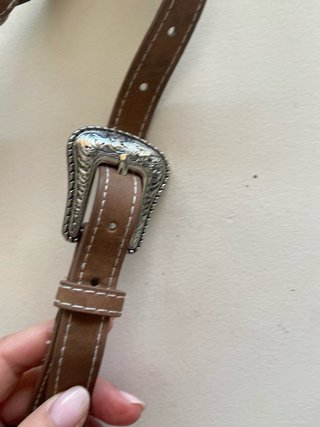 Cinturón de piel con apliques