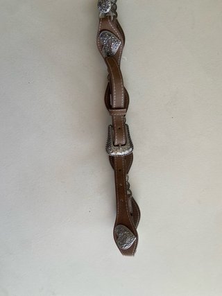 Cinturón de piel con apliques