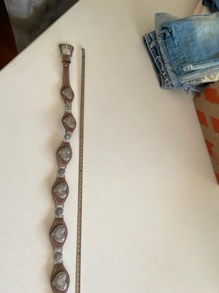 Cinturón de piel con apliques