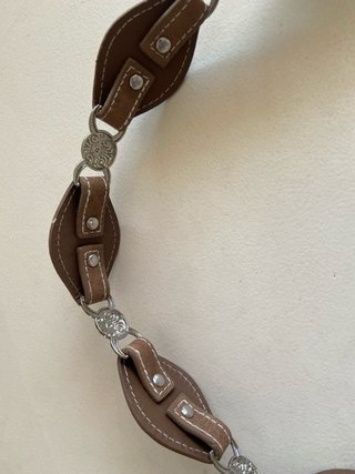 Cinturón de piel con apliques