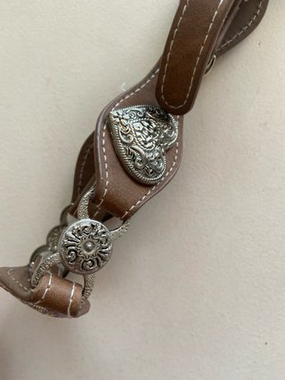 Cinturón de piel con apliques