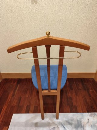 Silla galán de madera y tela azul